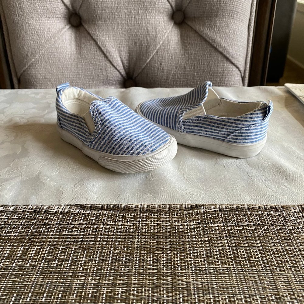 Brand new never worn H&M baby slip ons. size 4/5